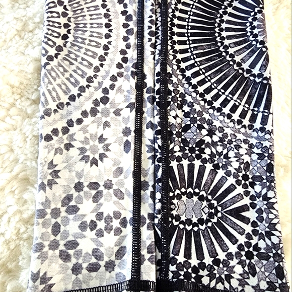 🌟🌜🌚🌛🌟Niyama Sol Luna black ⚫️ and white barefoot leggings XS BNWOT ✨️ - Picture 4 of 14